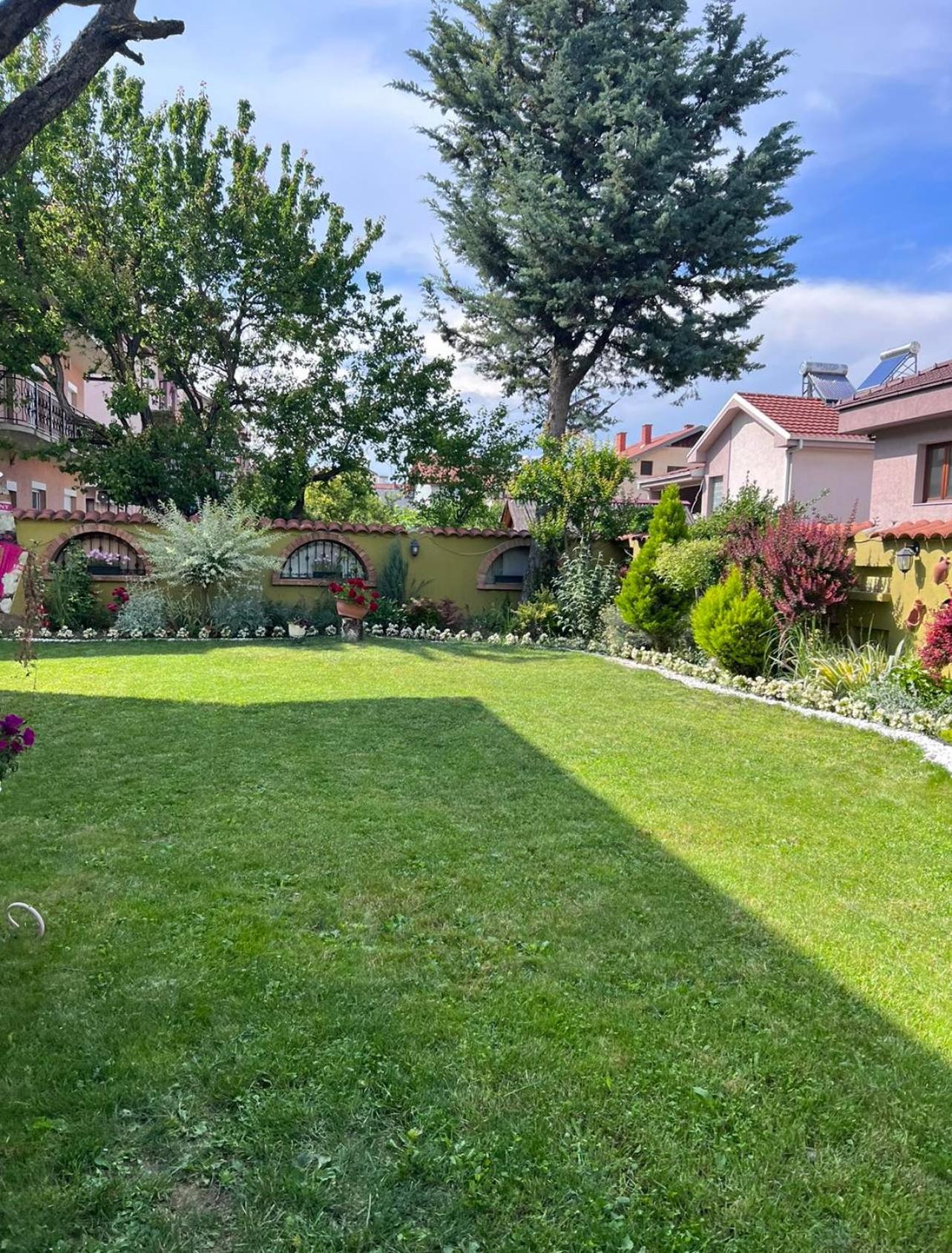 Lux Garden Home D Kumanovo Luaran gambar